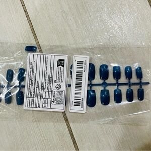 Blue press on nails (24 ct)